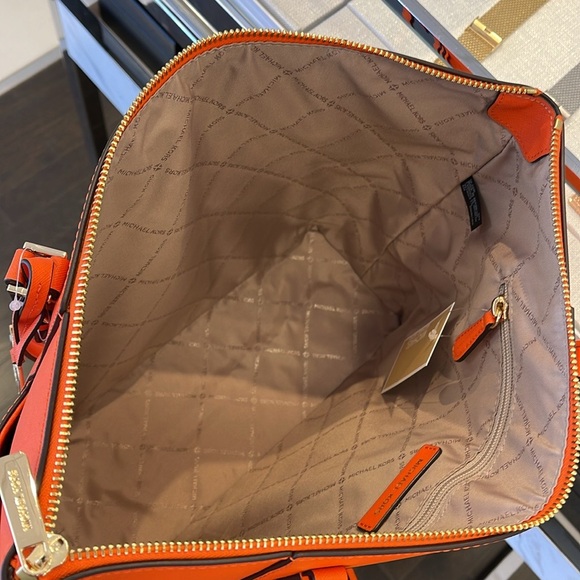 MICHAEL KORS
Jet Set Large Crossgrain Leather Top-Zip Charlotte Tote Shoulder - Picture 4 of 16